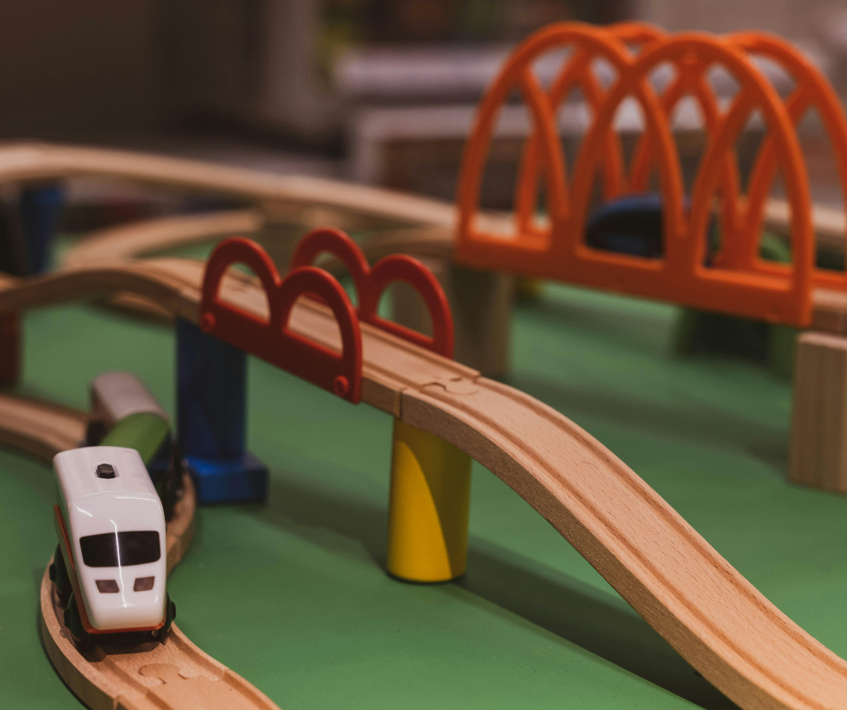 Train en bois : 7 idées de jeux pour occuper les enfants sans écran
