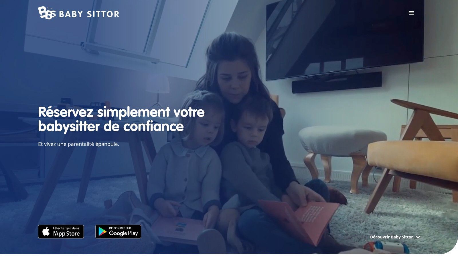 Nounou souriante qui garde un jeune enfant dans un cadre familial