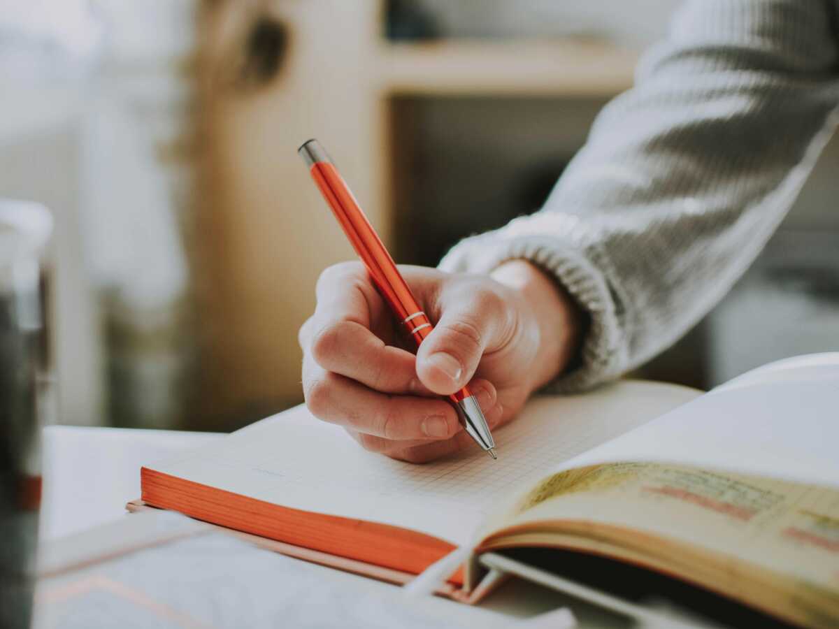 Carnet ouvert où l'expression bien sûr est écrite correctement en deux mots avec accent circonflexe