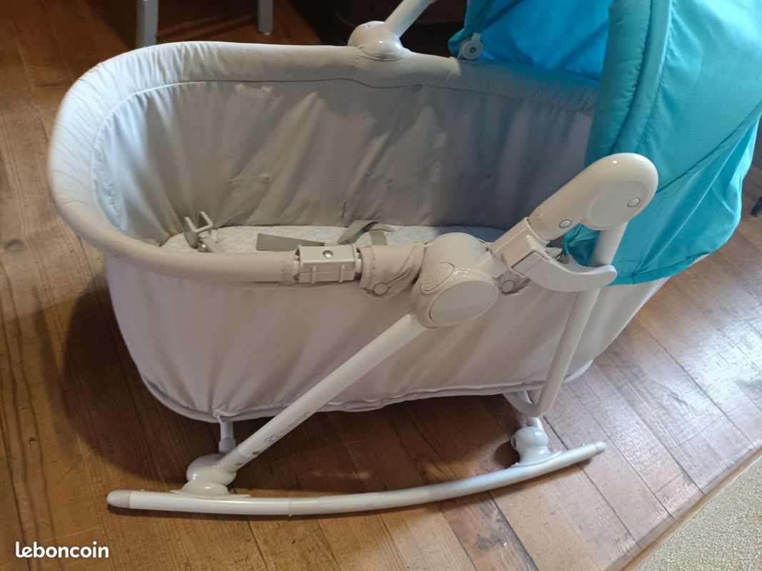 Poussette Kinderkraft pour bébé utilisée lors d'une sortie en ville