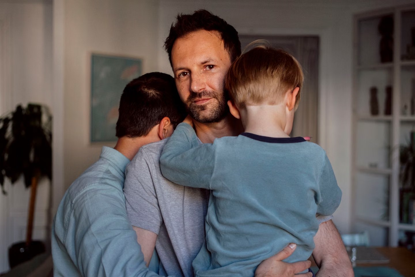 Chambre préparée pour accueillir un enfant avec lit, rangement et lumière douce